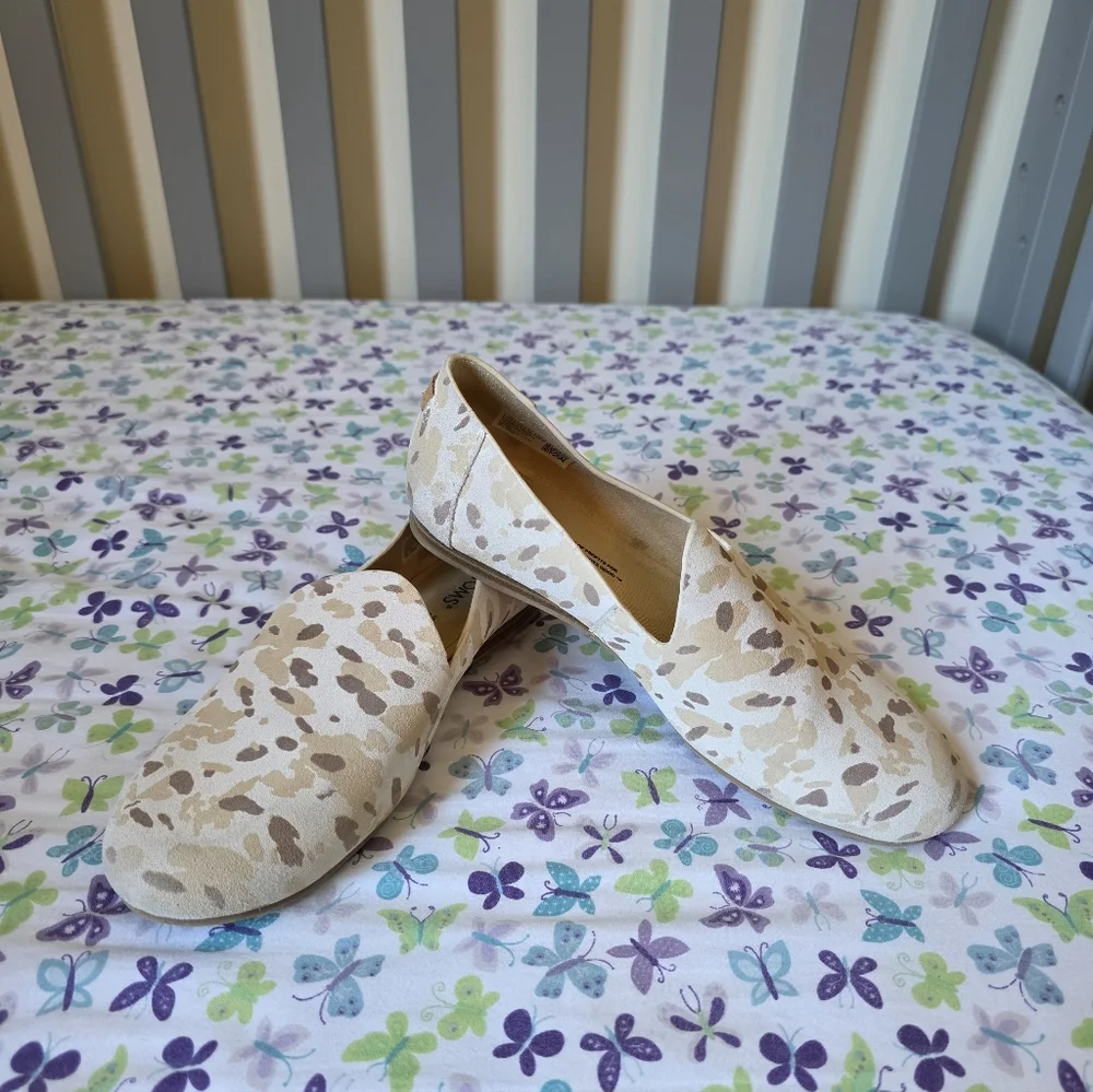 TOMS Women Cream and Brown Camoflauge Patterned Slip-On Loafer Shoes Size 5.5